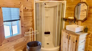 Grande Cabine | Bathroom | Free toiletries, hair dryer, towels