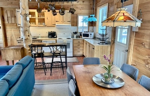 Cabane, 5 chambres | Cuisine privée | Réfrigérateur, micro-ondes, four, plaque de cuisson