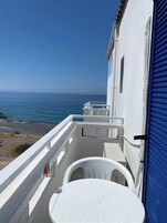 Quarto quádruplo, sacada, vista parcial para o mar | Vista da sacada