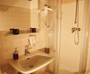 Pancuran mandi, kelengkapan dandanan diri percuma, pengering rambut 