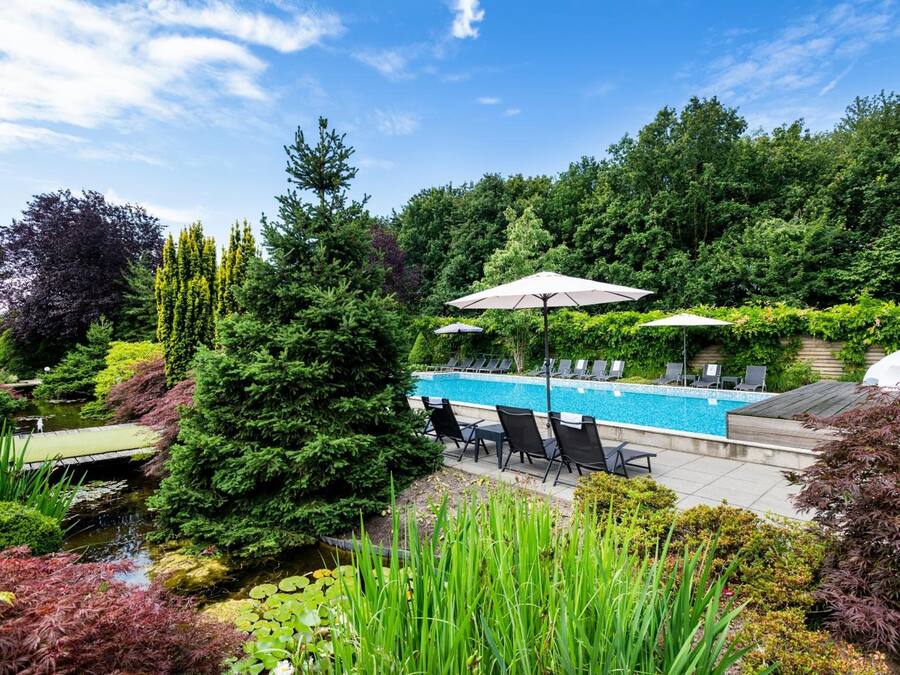 Una piscina cubierta, una piscina al aire libre, tumbonas