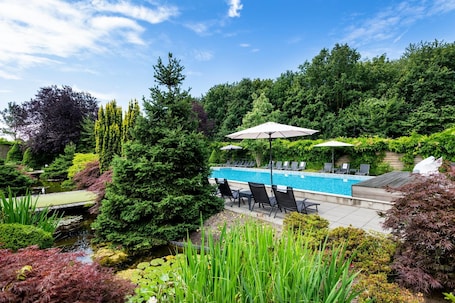 Indoor pool, outdoor pool, pool loungers. Sporthotel Bruurs