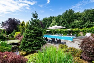 Una piscina techada, una piscina al aire libre