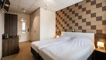 Twin Room | Desk, laptop workspace, cribs/infant beds, free WiFi