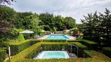 Piscine couverte, piscine extérieure, chaises longues