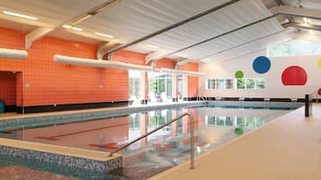 Inomhuspool, utomhuspool och solstolar