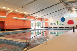 Una piscina techada, una piscina al aire libre