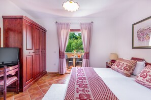 In-room safe, soundproofing, cots/infant beds, bed sheets