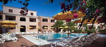 Outdoor pool, sun loungers