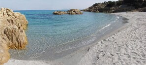 Una spiaggia nelle vicinanze, sabbia bianca