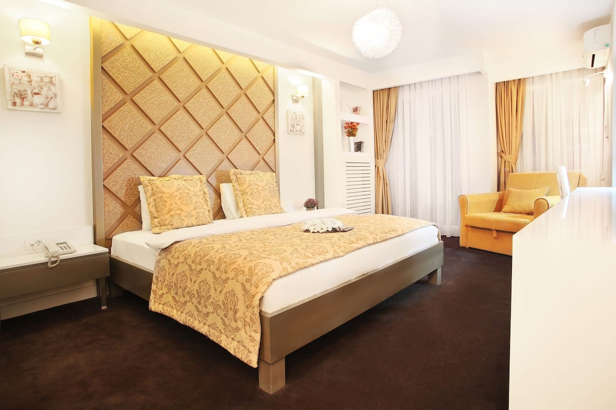 Estudio estándar, 1 cama King size | Área de sala de estar | Televisión de pantalla plana