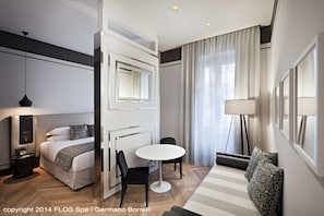 Executive Suite | Bathroom | Shower, rainfall showerhead, designer toiletries, hair dryer