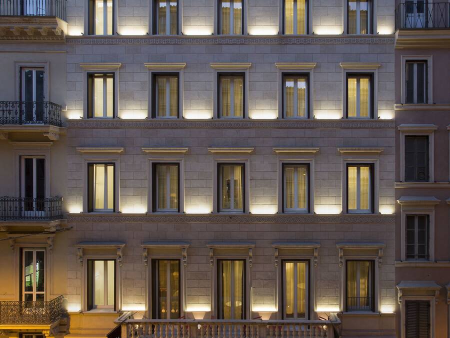 Fachada da propriedade à noite