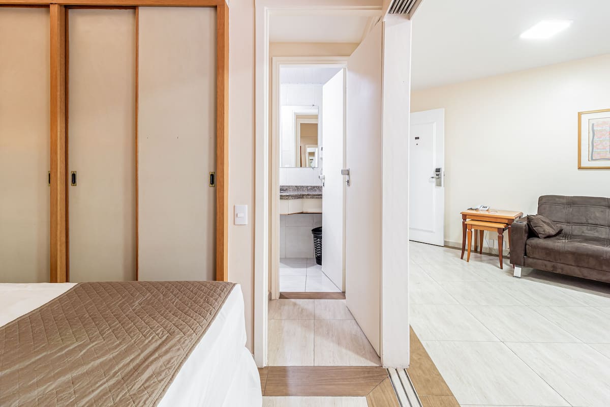 Studio Superior Solteiro | Peralatan tempat tidur premium, bar mini, peti besi dalam bilik, meja