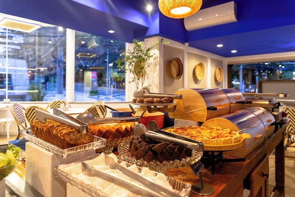 Daily buffet breakfast (BRL 55 per person)