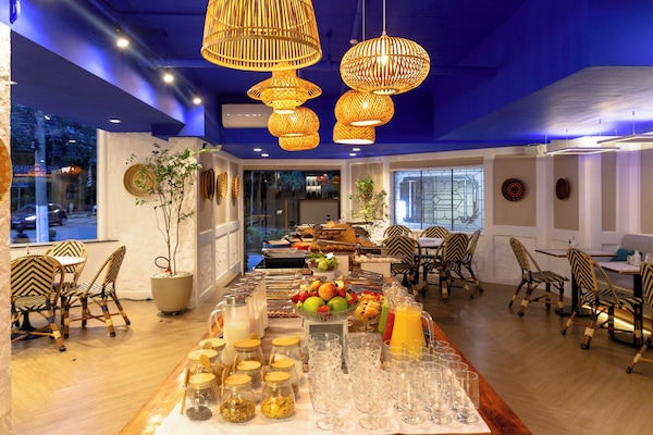 Se ofrece un desayuno bufé (55 BRL por persona)