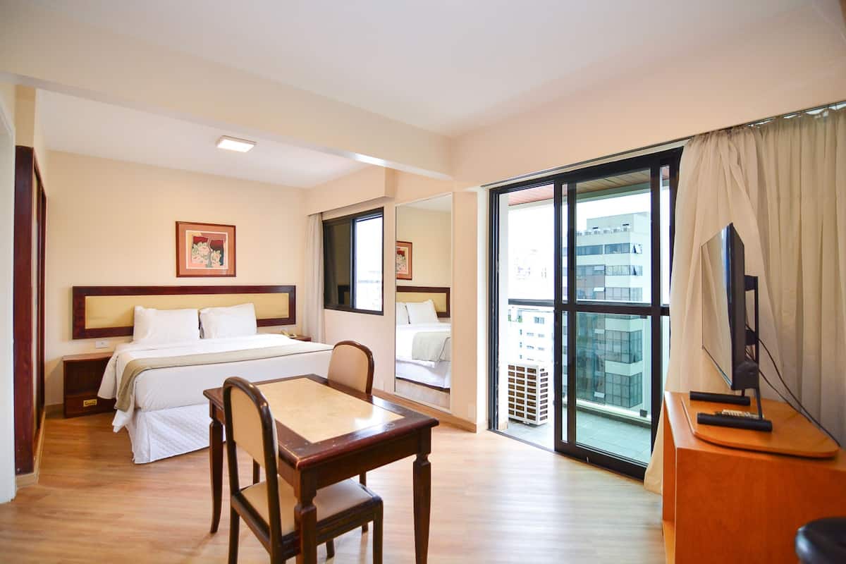 Standard Studio, 1 Katil Kelamin (Double) | Peralatan tempat tidur premium, bar mini, peti besi dalam bilik, meja