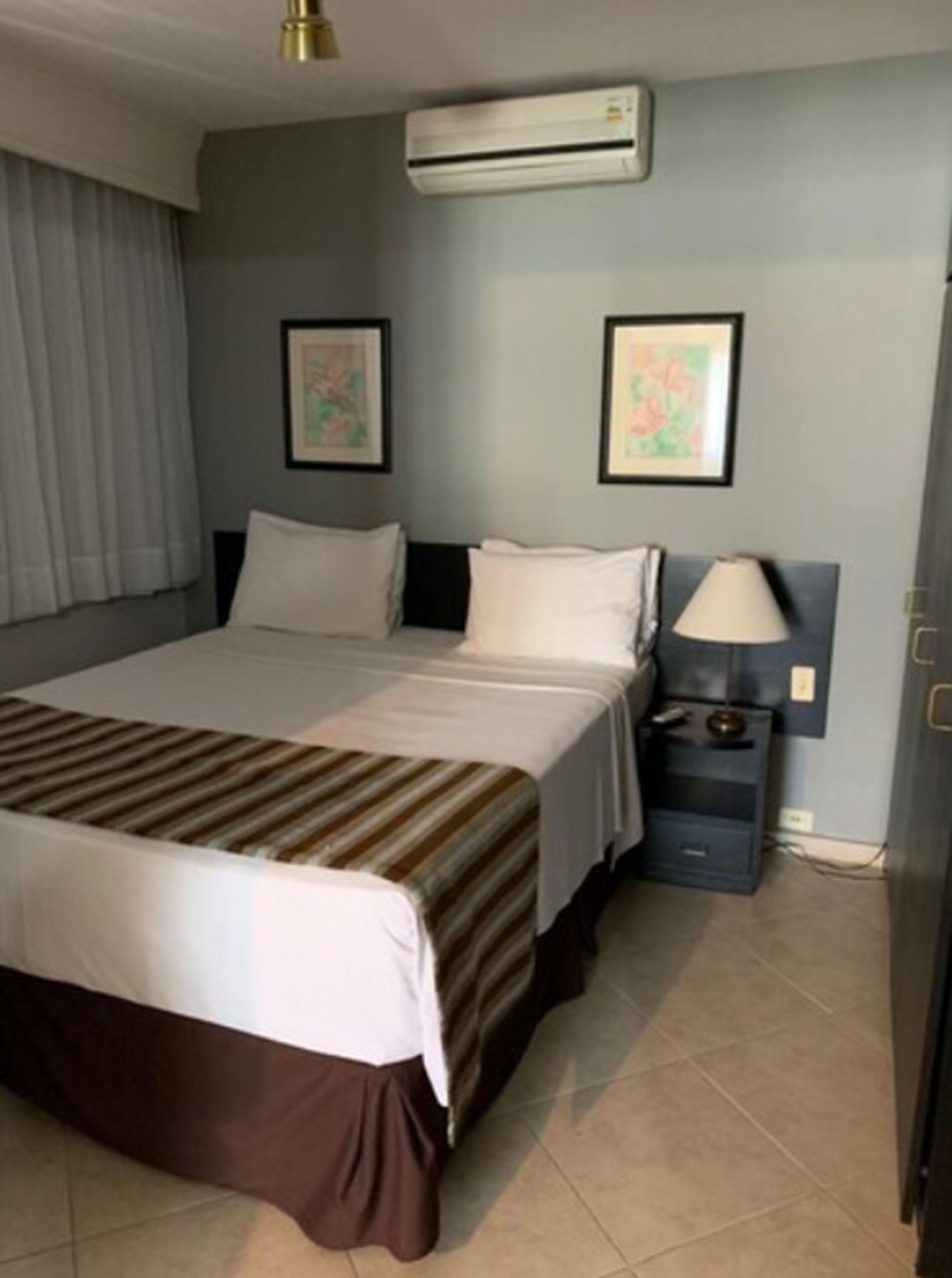 1 quarto, frigobar, cofres nos quartos, cortinas blackout