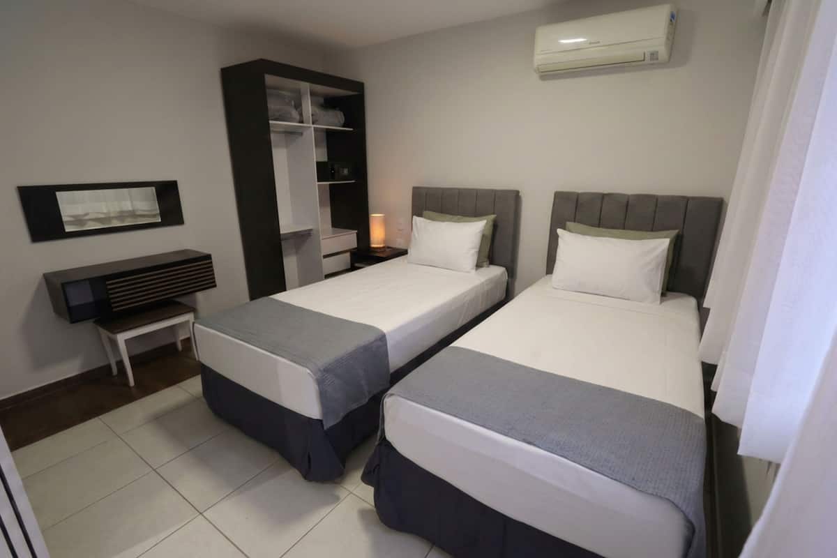 Executivo Solteiro | 1 bedroom, minibar, in-room safe, blackout drapes