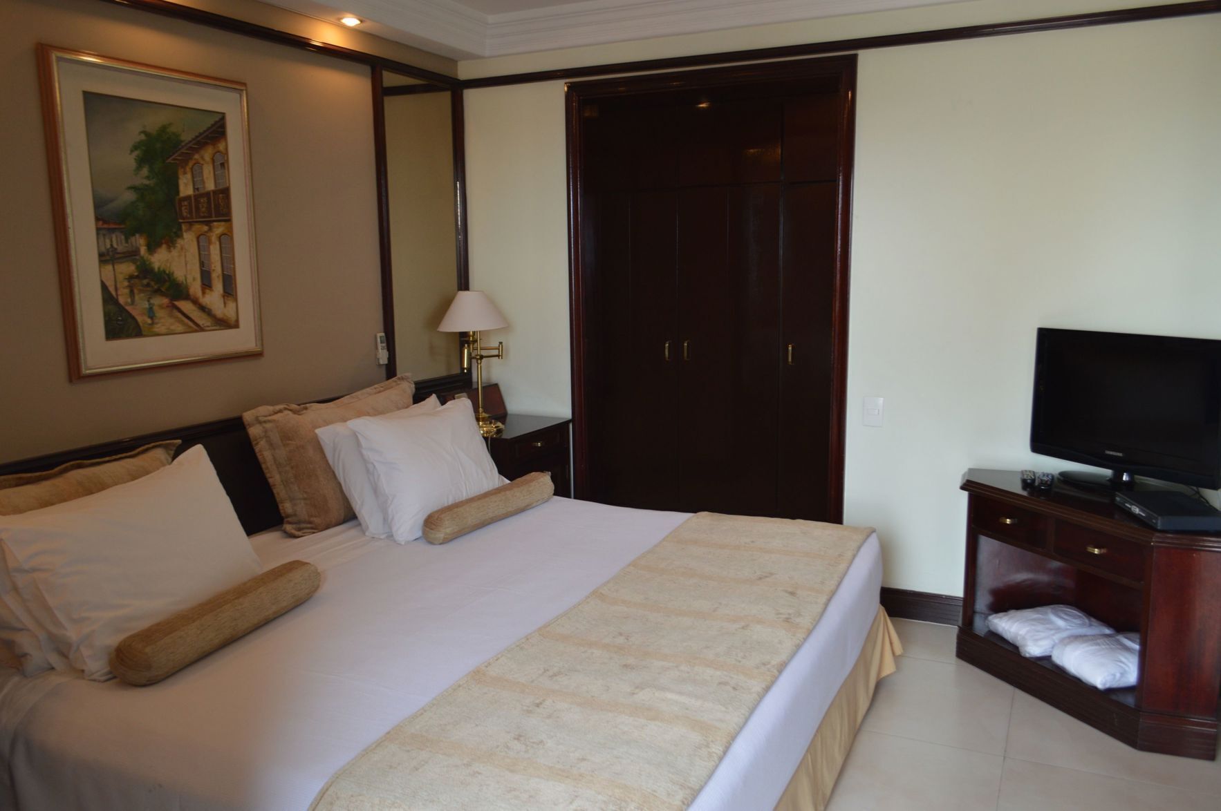 1 quarto, frigobar, cofres nos quartos, cortinas blackout