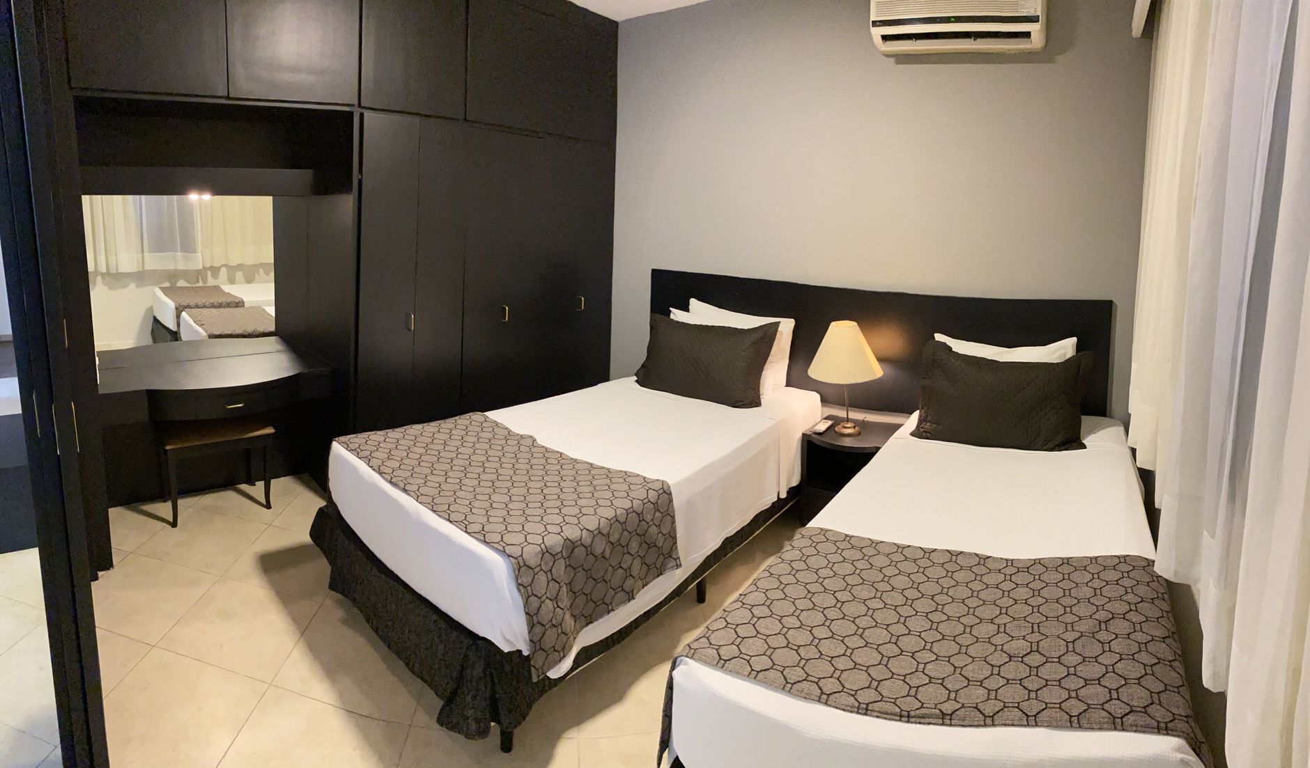 1 quarto, frigobar, cofres nos quartos, cortinas blackout