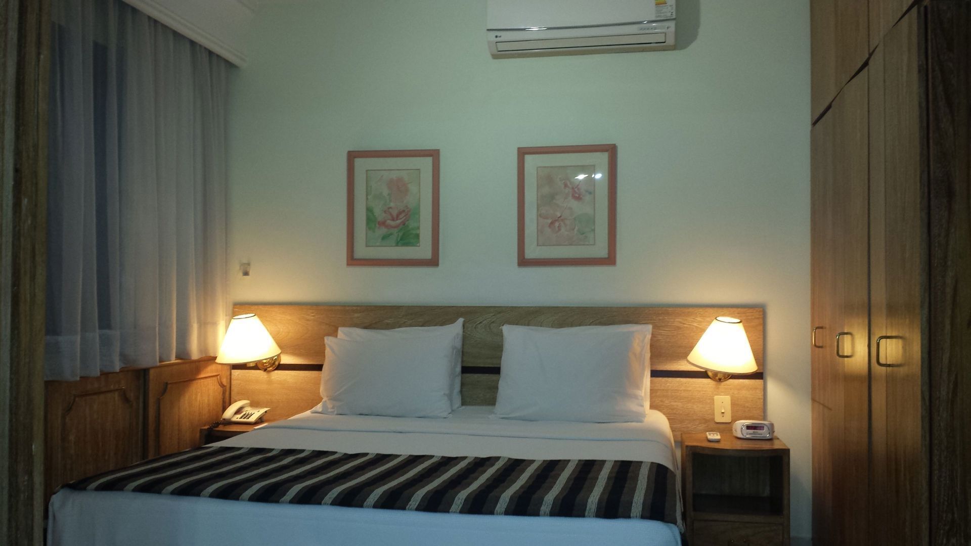 1 quarto, frigobar, cofres nos quartos, cortinas blackout