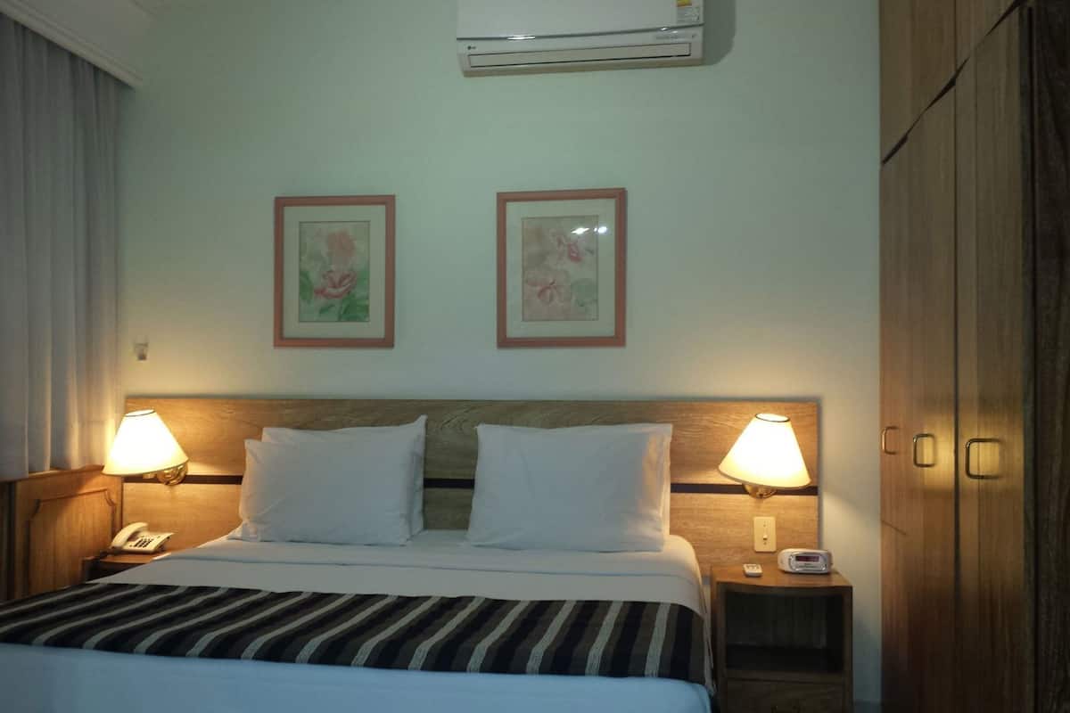 1 quarto, frigobar, cofres nos quartos, cortinas blackout