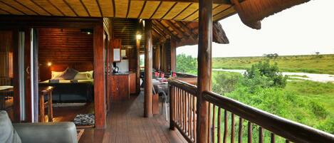 Refrigerador con freezer, microondas, placa de cocina, tostadora