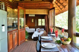 Familjestuga - 1 sovrum - balkong - utsikt mot floden (Ingulule (Unit No. 3)) | Eget pentry | Stort kylskåp, mikrovågsugn, spishäll och brödrost