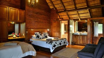 Cabana família, 2 quartos, sacada, vista para o rio (Martial Eagle Unit 9) | 1 quarto, roupas de cama premium, individualmente decorados