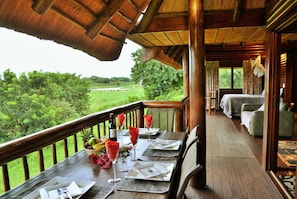 Luxury-Ferienhütte, 1 Schlafzimmer, Balkon, Flussblick (Bateleur Eagle) | Essbereich im Zimmer