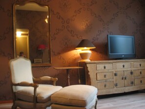 Luxury-Zimmer, 1 Queen-Bett | Wohnbereich | LCD-Fernseher