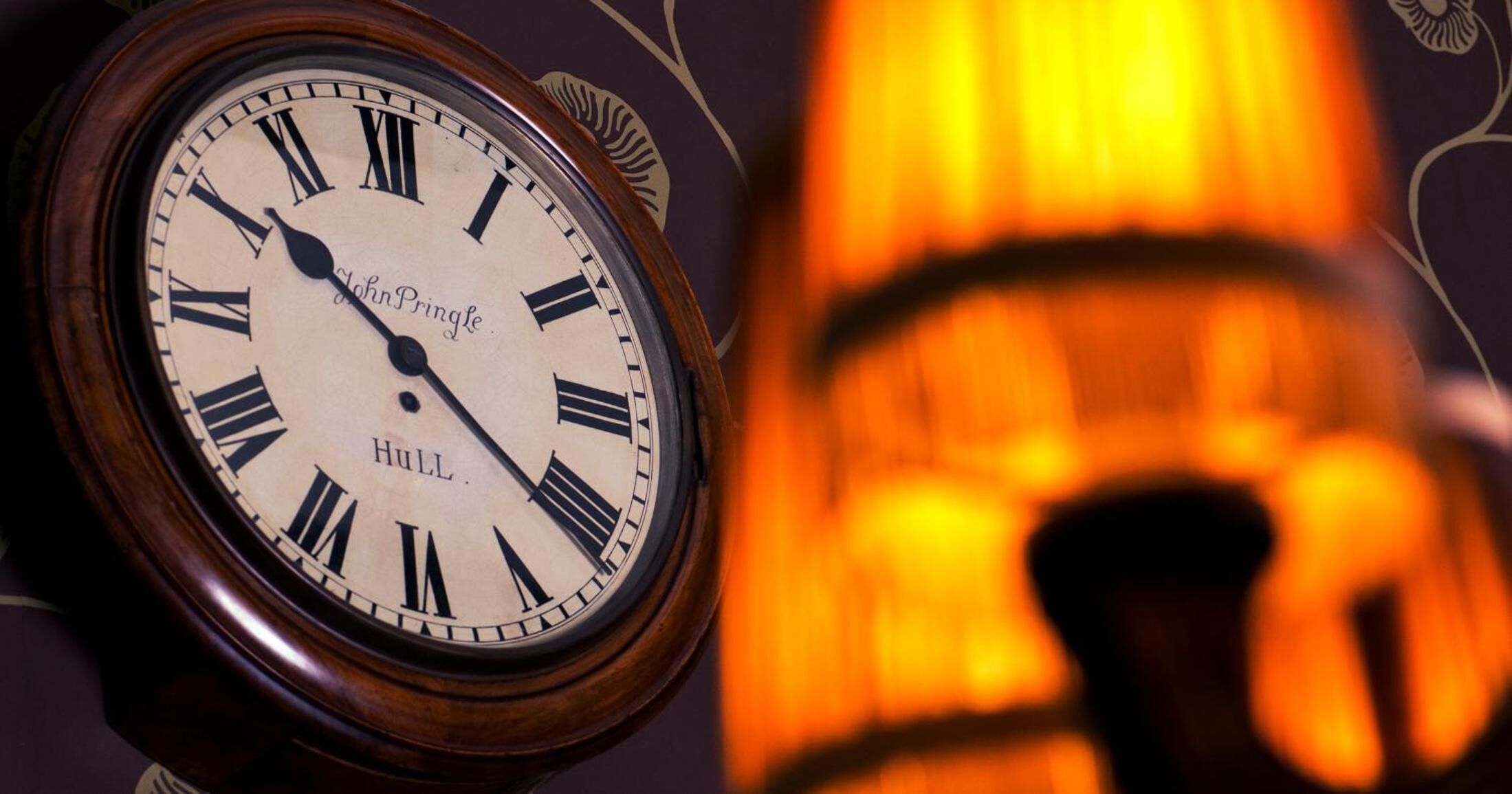 Un reloj con números romanos y el texto "John Pingle" y "HULL" en su esfera.