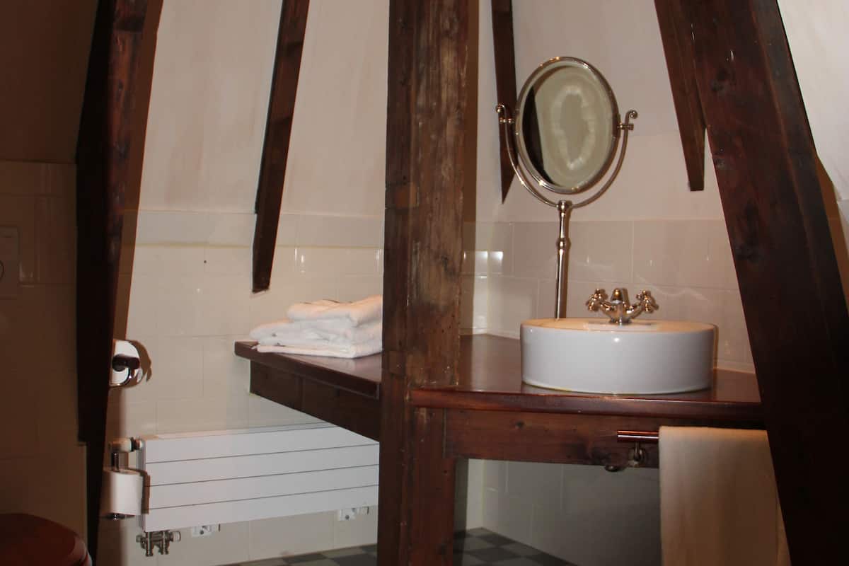 luxury room, 1 queen bed | bathroom sink