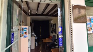 Un espace d’accueil avec une enseigne indiquant « Nikola Rooms » et une autre indiquant « RedLine ».
