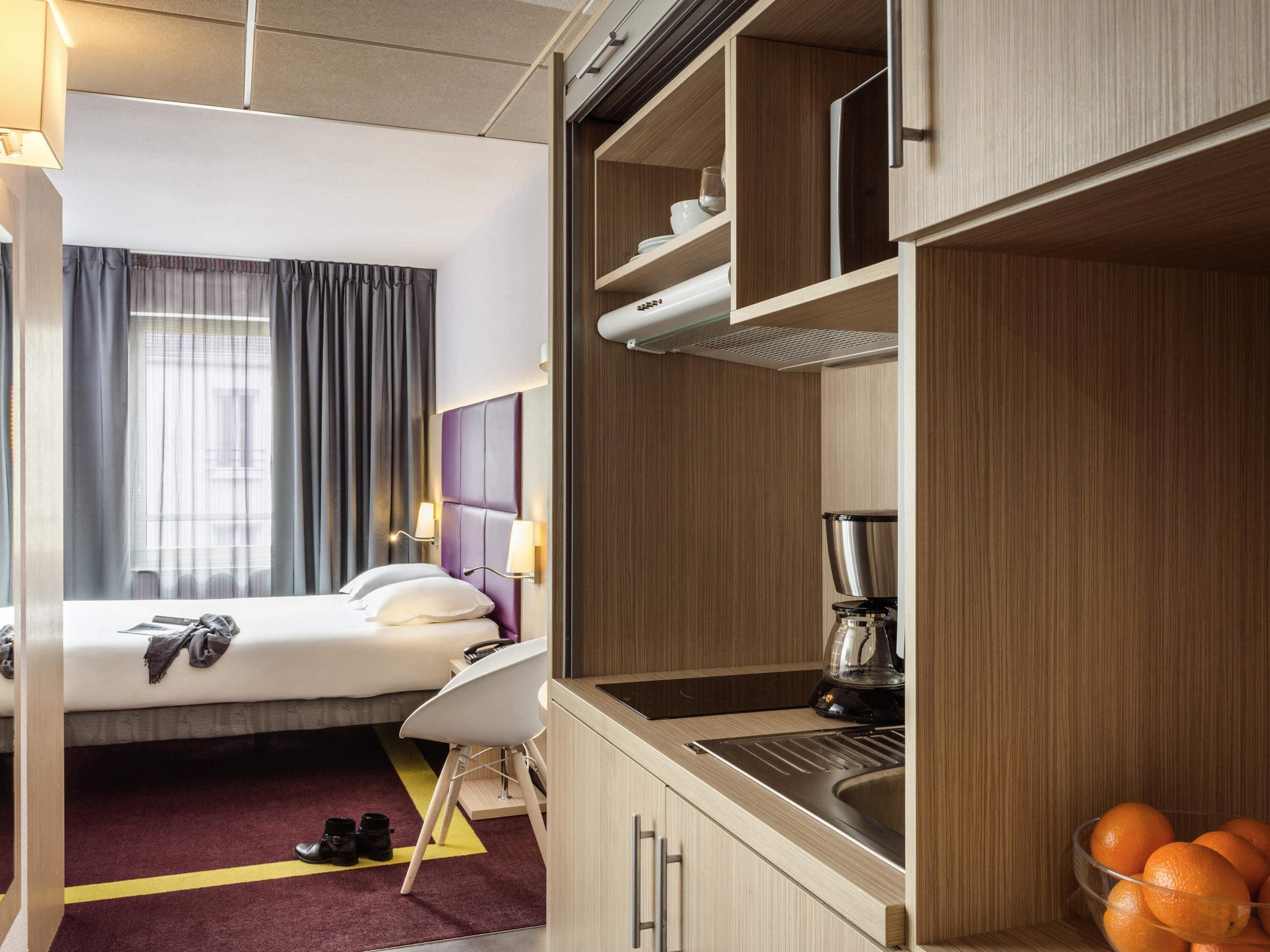 Caja fuerte, escritorio, cortinas opacas y sistema de insonorización