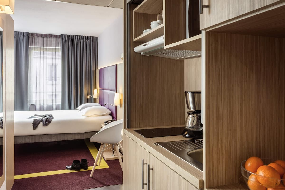 Een kluis op de kamer, een bureau, verduisterende gordijnen