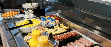 Petit déjeuner buffet (19 EUR par personne)