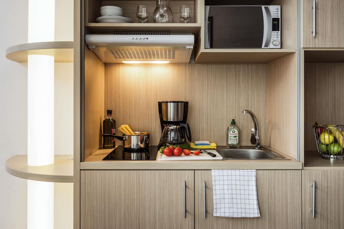 VÀrdeförvaringsskÄp pÄ rummet, skrivbord och mörklÀggningsgardiner