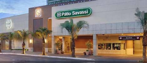 Un hotel con un letrero que dice 'Pátio Savassi' y una entrada visible.