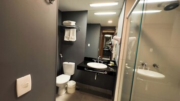 Ducha, artículos de higiene personal gratuitos y secador de pelo