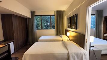 Vivenzo Familia Conjugado com Kit Cortesia | Minibar, in-room safe, desk, laptop workspace