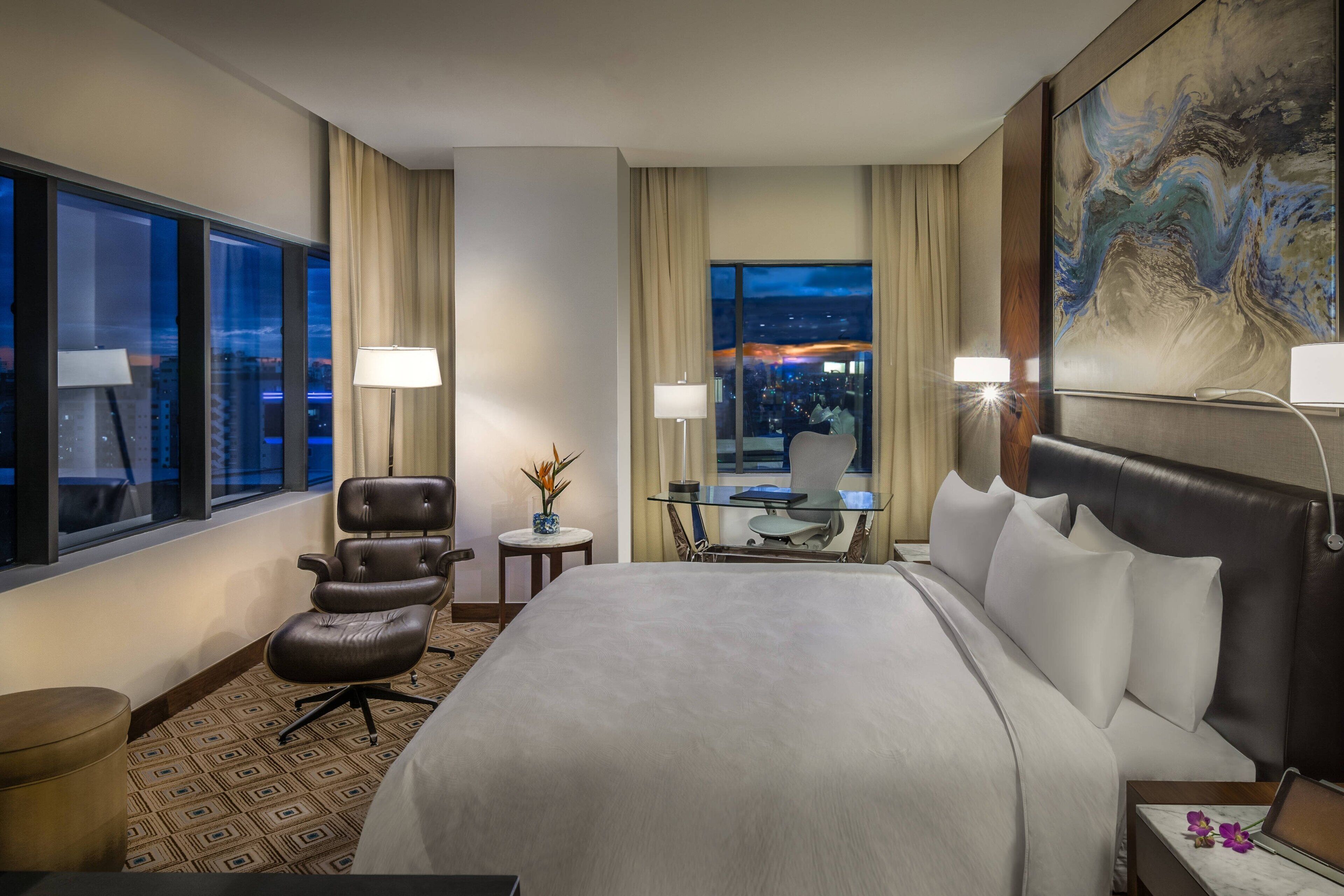 고급 침구, 미니바, 객실 내 금고, 책상