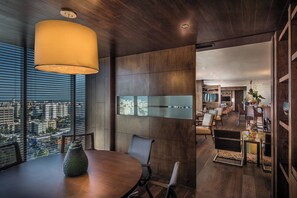 Uitzicht op het zwembad, serveert lunch, diner en happy hour