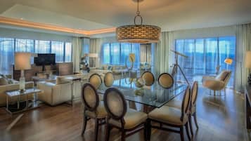 Luxe beddengoed, een minibar, een kluis op de kamer, een bureau