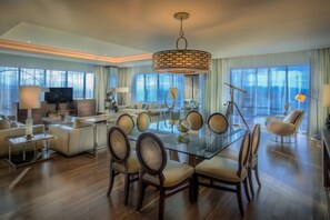 Hochwertige Bettwaren, Minibar, Zimmersafe, Schreibtisch