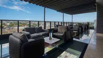 Con vista a la alberca, con servicio de comidas, cenas y happy hour