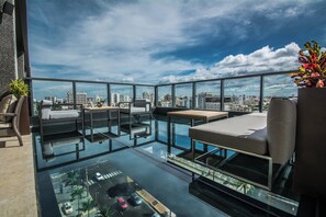Blick auf den Pool, serviert Mittagessen, Abendessen und Happy Hour
