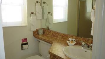 Een douche, een haardroger, handdoeken