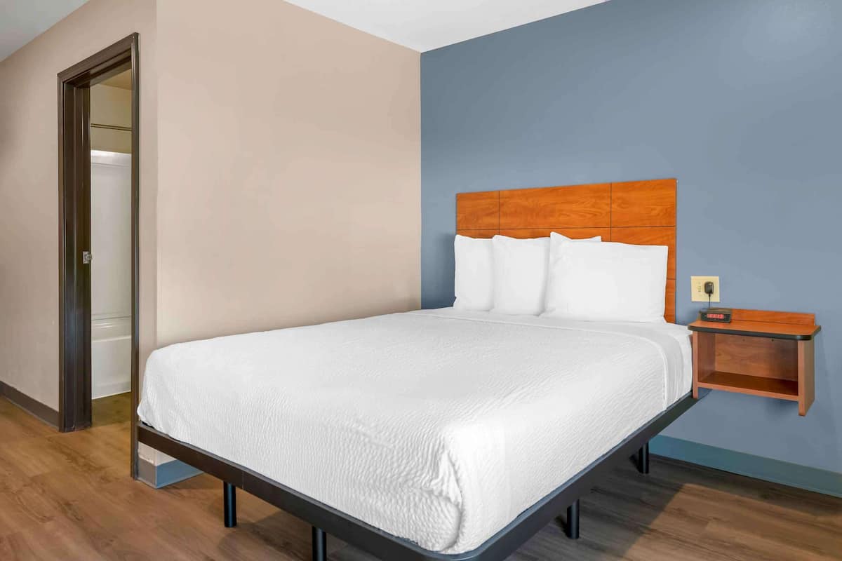 Desk, laptop workspace, iron/ironing board, free WiFi